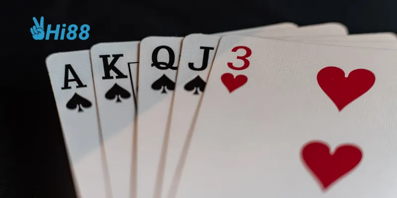 Luật chơi Poker Pineapple yêu cầu sự kết hợp chặt chẽ giữa chiến thuật 